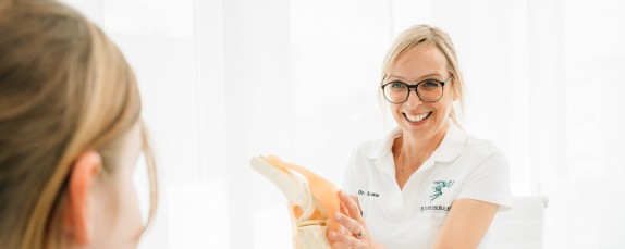 Dr. Endele veranschaulicht Orthopädie anhand eines Modells