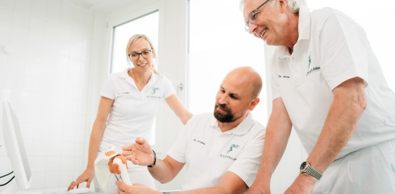 Ärzteteam bespricht sich am Computer