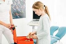 Kind sucht sich Süßigkeiten nach der Behandlung aus