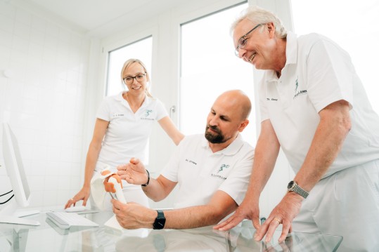 Ärzteteam bespricht sich am Computer