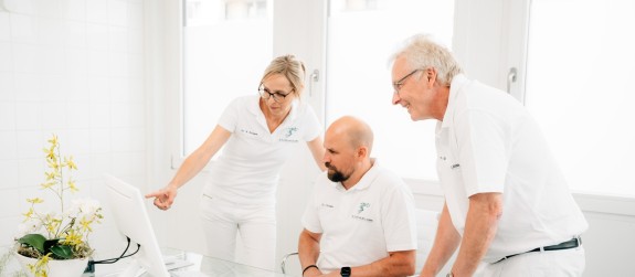 Ärzteteam bespricht sich am Computer