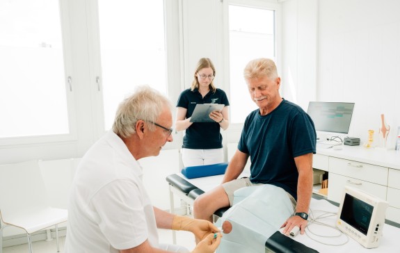 Mann bekommt eine Kniespritze