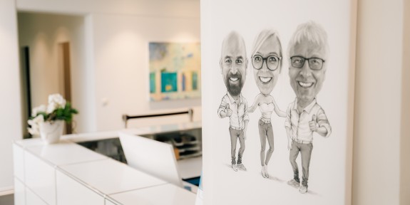 Karikatur der Ärzt:innen am Empfang