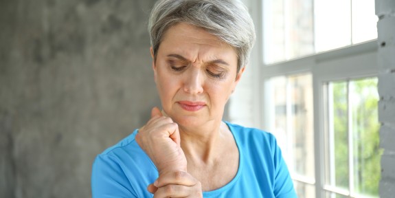 Ältere Frau hat Gelenkschmerzen